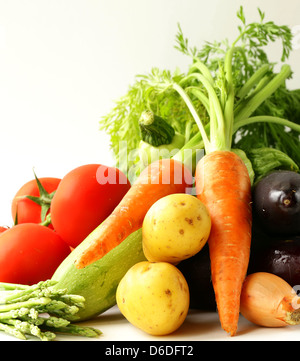 frischem Gemüse - Karotten, Tomaten, Spargel, Auberginen und Kartoffeln Stockfoto