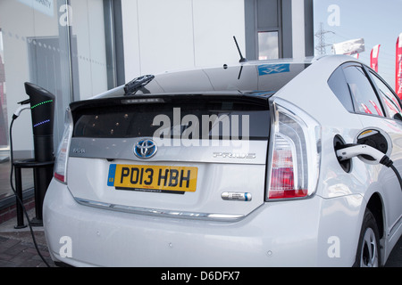 Toyota Prius PHEV aufladen Station White Toyota Prius Auto aufgeladen in Showrooms Preston, Lancashire, UK Stockfoto