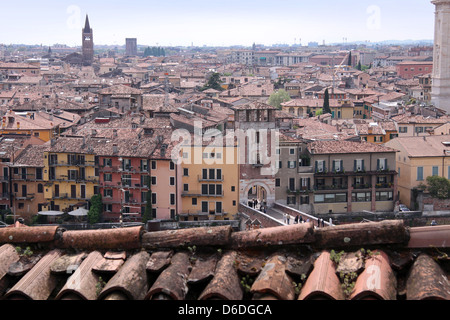 Mit Blick auf die Altstadt von Verona gesehen vom Hügel von San Pietro, Veneto, Italien Stockfoto