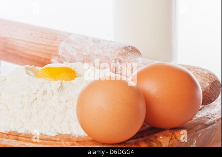 Vintage Nudelholz mit Mehl und Eiern. Land Stillleben Bilder mit weicher Beleuchtung und kleine Freiheitsgrade (selektive fo Stockfoto