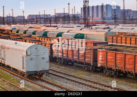 Eisenbahn-Güterwagen in Güterbahnhöfen Stockfoto