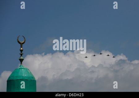 Die israelische Luftwaffe führt eine Airshow über Tel Aviv während Independence Day Feierlichkeiten in Israel Stockfoto