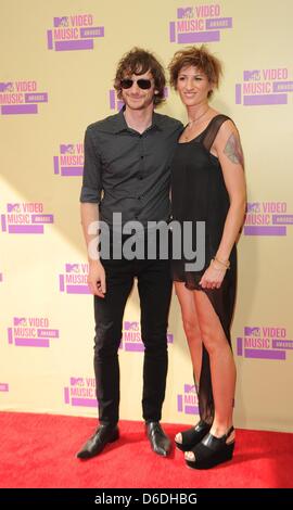 Belgisch-australische Multi-instrumental Musiker Gotye (l) und Gast kommen bei den MTV Video Music Awards im Staples Center in Los Angeles, USA, am 6. September 2012. Foto: Hubert Boesl Stockfoto