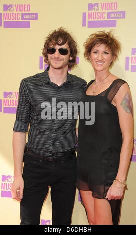 Belgisch-australische Multi-instrumental Musiker Gotye (l) und Gast kommen bei den MTV Video Music Awards im Staples Center in Los Angeles, USA, am 6. September 2012. Foto: Hubert Boesl Stockfoto