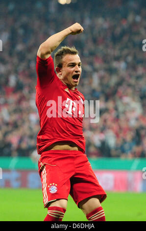 Münchens Xherdan Shaqiri feiert sein 3: 1 Tor während der DFB-Pokal-Halbfinale zwischen dem FC Bayern München und VfL Wolfsburg in Allianz Arena in München, Deutschland, 16. April 2013. Foto: Marc Müller Stockfoto