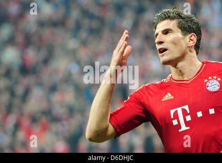 Münchner Mario Gomez feiert sein 5-1 Ziel während der DFB-Pokal-Halbfinale zwischen dem FC Bayern München und VfL Wolfsburg in Allianz Arena in München, Deutschland, 16. April 2013. Foto: Marc Müller Stockfoto