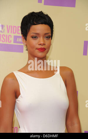 Sängerin Rihanna kommt bei den MTV Video Music Awards im Staples Center in Los Angeles, USA, im 6. September 2012. Foto: Hubert Boesl Stockfoto