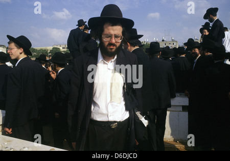 Ultraorthodoxer Jude mit zerrissenen Kleidern als Geste der Trauer auf einer Rabbiner-Beerdigung in der Stadt Bnei Brak oder Bene Beraq, einem Zentrum des Haredi-Judentums in Israel Stockfoto