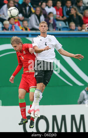 Deutschlands Lasse Sobiech (R) und Weißrusslands Kirill Vergjeitchik wetteifern um die Kugel während der U21 Fußball WM Qualifikationsspiel zwischen Deutschland und Weißrussland in der DKB-Arena in Rostock, Deutschland, 7. September 2012. Foto: MALTE Christen Stockfoto