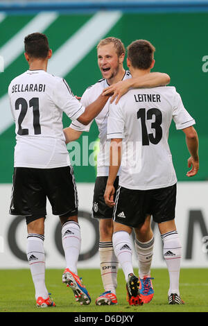 Karim Bellarabi (L-R), Torschütze Maximilian Beister und Moritz Leitner Deutschlands feiern das 1: 0-Ziel U21 Fußball WM Qualifikationsspiel zwischen Deutschland und Weißrussland in der DKB-Arena in Rostock, Deutschland, 7. September 2012. Foto: MALTE Christen Stockfoto