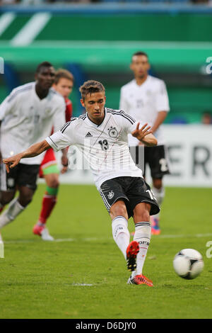 Deutschlands Moritz Leitner wandelt eine Strafe für das 2: 0 der U21 Fußball WM Qualifikationsspiel zwischen Deutschland und Weißrussland in der DKB-Arena in Rostock, Deutschland, 7. September 2012. Foto: MALTE Christen Stockfoto