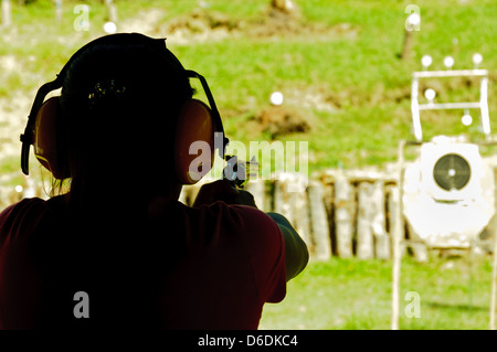 Junge Asiatin, die Dreharbeiten mit einem Taurus 357 Magnum Revolver auf ein shooting Range - Puerto Galera, Philippinen, Südostasien Stockfoto