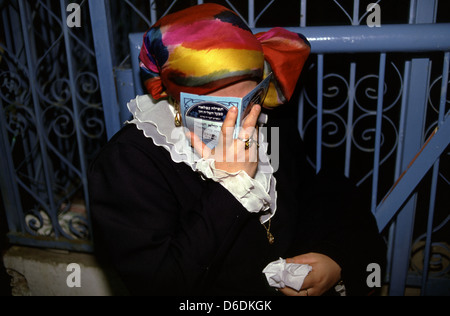 Ultra orthodoxe religiöse jüdische Frau beim Gebet in Israel Stockfoto