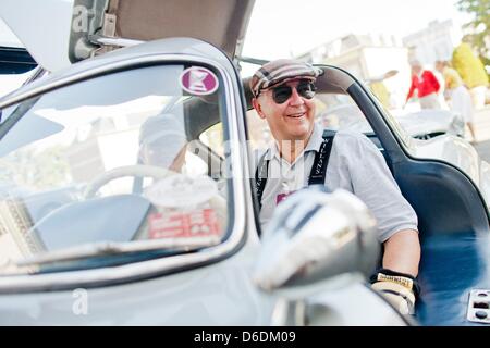 Ehemaliger Haniel CEO und aktuelle Berater der Bank of America, Juergen Kluge (R) und seine Frau Gabriele Pose in einem 1955 Mercedes-Benz 300 SL auf der Schloss Bensberg Classics 2012 in Bergisch Gladbach, Deutschland, 8. September 2012. Foto: Rolf Vennenbernd Stockfoto