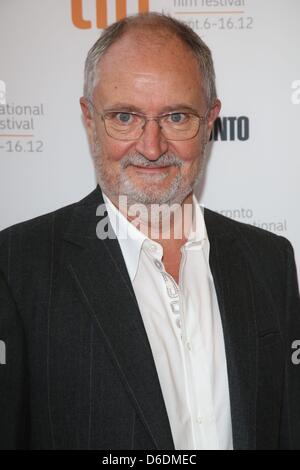 Schauspieler Jim Broadbent kommt bei der Weltpremiere von "Cloud Atlas" während des Toronto International Film Festival am Princes Wale Theatre in Toronto, Kanada, im 8. September 2012. Foto: Hubert Boesl Stockfoto