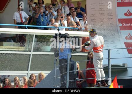 Gewinner britischer Formel-1-Rennfahrer Lewis Hamilton von McLaren Mercedes feiert mit Champagner auf dem Podium der 2012 italienische Formel Eins Grand Prix auf der Rennstrecke Autodromo Nazionale Monza, Italien, 9. September 2012. Der GP von Italien ist das letzte europäische Rennen im Jahr 2012. Foto: David Ebener Dpa +++(c) Dpa - Bildfunk +++ Stockfoto