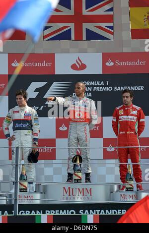 Gewinner britischer Formel-1-Rennfahrer Lewis Hamilton (C) of McLaren Mercedes, 2. mexikanische Sergio Perez (L) von Sauber und 3. Spanisch Fernando Alonso Ferrari feiern auf dem Podium der 2012 italienische Formel Eins Grand Prix auf der Rennstrecke Autodromo Nazionale Monza, Italien, 9. September 2012. Der GP von Italien ist das letzte europäische Rennen im Jahr 2012. Foto: David Ebener dpa Stockfoto