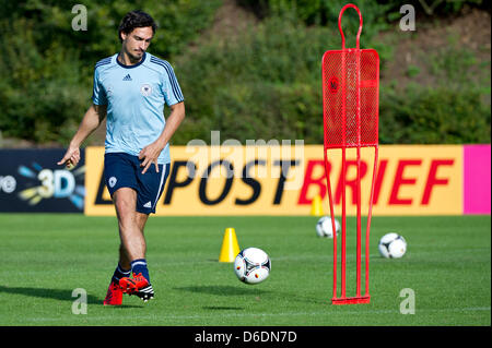 Fußballspieler Mats Hummels nimmt Teil an einem Training der deutschen Fußball-Nationalmannschaft in Barsinghausen, Deutschland, 9. September 2012. Das DFB-Team bereitet derzeit für das Länderspiel gegen Österreich in Wien am 11. September 2012 ausgetragen wird. Foto: EMILY WABITSCH Stockfoto