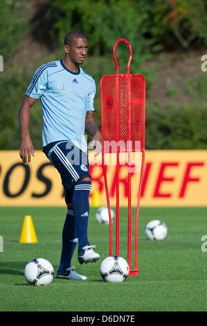 Fußball-Spieler Jerome Boateng nimmt Teil an einem Training der deutschen Fußball-Nationalmannschaft in Barsinghausen, Deutschland, 9. September 2012. Das DFB-Team bereitet derzeit für das Länderspiel gegen Österreich in Wien am 11. September 2012 ausgetragen wird. Foto: EMILY WABITSCH Stockfoto