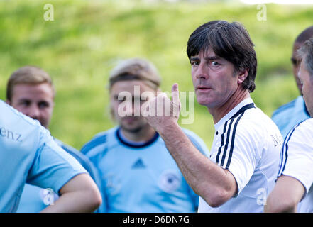 Deutscher Fußball-Trainer Joachim Loew führt ein Training der deutschen Fußball-Nationalmannschaft in Barsinghausen, Deutschland, 9. September 2012. Das DFB-Team bereitet derzeit für das Länderspiel gegen Österreich in Wien am 11. September 2012 ausgetragen wird. Foto: EMILY WABITSCH Stockfoto