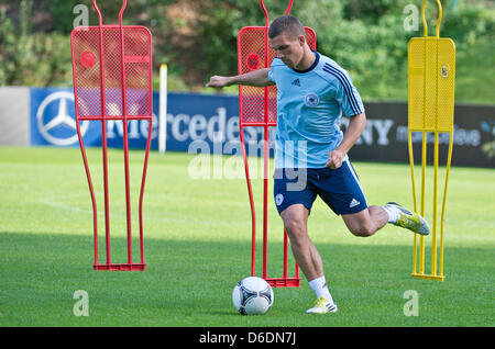 Deutscher nationaler Fußballspieler Lukas Podolski nimmt Teil an einem Training der deutschen Fußball-Nationalmannschaft in Barsinghausen, Deutschland, 9. September 2012. Das DFB-Team bereitet derzeit für das Länderspiel gegen Österreich in Wien am 11. September 2012 ausgetragen wird. Foto: EMILY WABITSCH Stockfoto