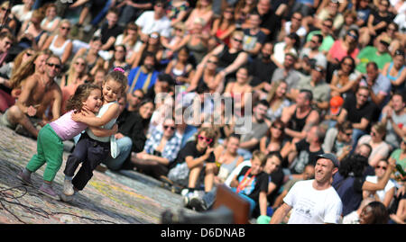 Kinder tanzen auf der Bühne Karaoke im Mauerpark in Berlin, Deutschland, 9. September 2012. Sonnenschein und warme Temperaturen Frew Tausende von Besuchern zum Mauerpark. Foto: Bernd Von Jutrczenka Stockfoto