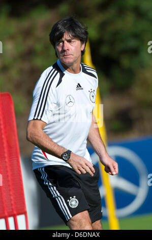 Deutscher Fußball-Trainer Joachim Loew führt ein Training der deutschen Fußball-Nationalmannschaft in Barsinghausen, Deutschland, 9. September 2012. Das DFB-Team bereitet derzeit für das Länderspiel gegen Österreich in Wien am 11. September 2012 ausgetragen wird. Foto: EMILY WABITSCH Stockfoto