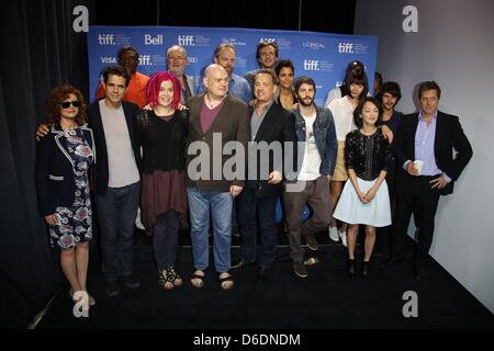 US-Schauspielerin Susan Sarandon (L-R), deutscher Regisseur Tom Tykwer, US-Schauspieler Keith David, US-Regisseur Lana Wachowski, britischer Schauspieler Jim Broadbent, US-Regisseur Andy Wachowski, US-Schauspieler Hugo Weaving, Tom Hanks, James D'Arcy, Halle Berry, Jim Sturgess, Doona Bae, David Gyasi (versteckt), Zhou Xun, Ben Whishaw und Hugh Grant besuchen eine Pressekonferenz für den Film "Cloud Atlas" während die 37. ein Stockfoto