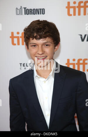US-Schauspieler und Regisseur Tom Holland kommt für die Premiere des Films "The Impossible" während der 37. jährlichen Toronto International Film Festival in Toronto, Kanada, 9. September 2012. Das Festival findet vom 06. bis 16. September 2012. Foto: Hubert Boesl Stockfoto