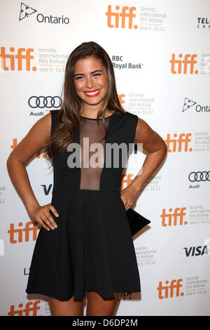 Schauspielerin Lorenza Izzo kommt bei der Premiere des Films "The Impossible" während des Toronto International Film Festival Prinzessin Wale Theatre in Toronto, Kanada, am 9. September 2012. Foto: Hubert Boesl Stockfoto