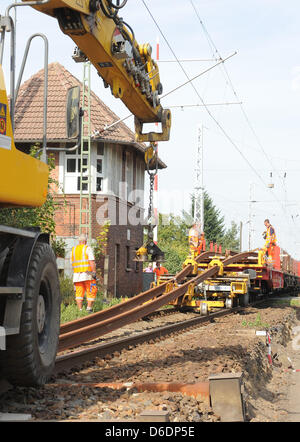 Spuren sind aus ein Servicefahrzeug in Loewenberg, Deutschland, 10. September 2012 genommen. Bis April 2013 wird die Strecke zwischen Berlin und Rostock geschlossen. Bei drei Gleisabschnitte werden Schwellen, Tracks und Ballast erneuert werden. Es ist das erklärte Ziel, die Fahrzeit zwischen Berlin und Rostock auf unter zwei Stunden bis Dezember 2013 zu verringern. Foto: Bernd Settnik Stockfoto