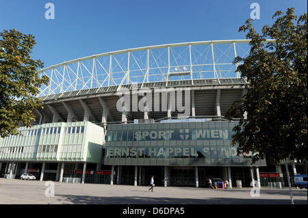 Die Sonne scheint auf die Ernst Happel Stadium in Wien, Österreich, 10. September 2012. Die deutsche Fußball-Nationalmannschaft nutzt das Stadion zur Vorbereitung der bevorstehenden FIFA WM 2014-Qualifikationsspiel gegen Österreich am 11. September. Foto: Peter Steffen Stockfoto