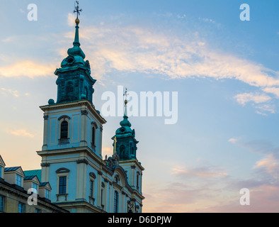 Die Kirche des Heiligen Kreuzes, Kościół św. Krzyża bei Sonnenuntergang in Warschau, Polen Stockfoto