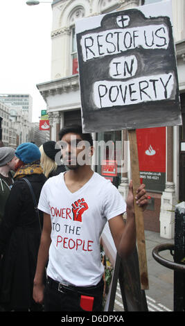 BARONESS THATCHER Demonstrant BARONESS THATCHER Beerdigung Prozession LUDGATE LONDON ENGLAND UK 17. April 2013 Stockfoto