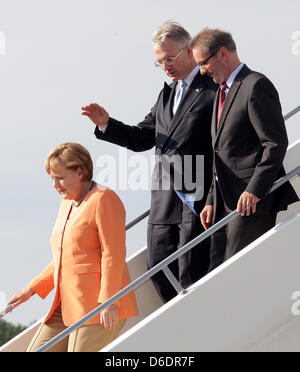 Bundeskanzlerin Angela Merkel (L-R), CEO von Lufthansa Christoph Franz, Premier von Brandenburg Matthias Platzeck Spaziergang hinunter eine Gangway auf der International Air Show ILA am Flughafen Berlin-Schönefeld in Schönefeld, Deutschland, 11. September 2012. Die Flugschau auf dem Flughafen südlich von Berlin wird vom 11. bis 16. September 2012 stattfinden. Foto: Wolfgang Kumm Stockfoto