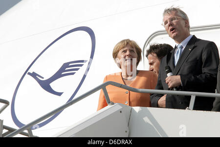 CEO of Lufthansa Christoph Franz (R) und Bundeskanzlerin Angela Merkel stehen auf einem Gang neben Boeing 747-8 auf der International Air Show ILA am Flughafen Berlin-Schönefeld in Schönefeld, Deutschland, 11. September 2012. Die Flugschau auf dem Flughafen südlich von Berlin wird vom 11. bis 16. September 2012 stattfinden. Foto: Wolfgang Kumm Stockfoto