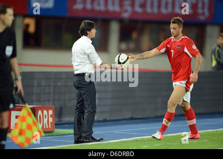 Deutschlands Trainer Joachim Löw (L) übergibt den Ball an Österreichs Marko Arnautovic während der Gruppe C WM 2014-Qualifikationsspiel zwischen Österreich und Deutschland am Ernst-Happel-Stadion in Wien, Österreich, 11. September 2012. Foto: Peter Steffen Dpa +++(c) Dpa - Bildfunk +++ Stockfoto