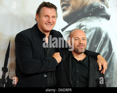 Irischer britisch-US-amerikanischer Schauspieler Liam Neeson (L) und französische Regisseur Oliver Megaton ankommen für die Premiere ihres neuen film 96 Stunden - genommen 2 in der KulturBrauerei-Halle in Berlin, Deutschland, 11. September 2012. Der Film startet in den deutschen Kinos ab 11. Oktober 2012. Foto: Britta Pedersen Stockfoto