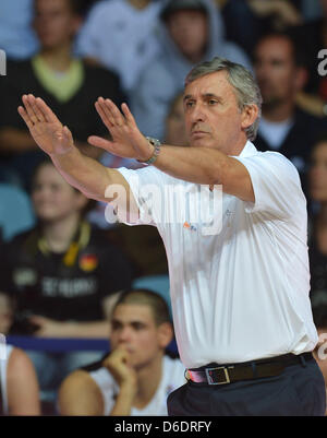 Deutschlands nationale Basketball-Trainer Svetislav Pesic Gesten an der Seitenlinie während der Basketball-Europameisterschaft Meisterschafts FIBA EuroBasket Qualifikation match zwischen Deutschland und Aserbaidschan in der EWE Arena in Oldenburg, Deutschland, 11. September 2012. Foto: Carmen Jaspersen Stockfoto