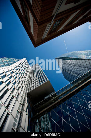 Die Büro-Hochhäuser des Nextower (unten, L), Jumeirah-Hotel (unten, R) und des teilweise rekonstruierten Palais Thurn Und Taxis (oben) Strecken in den tiefblauen Himmel in Frankfurt am Main, 29. August 2012. Foto: Frank Rumpenhorst Stockfoto