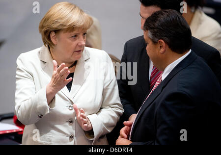 Deutsche Bundeskanzlerin Angela Merkel (CDU) spricht, Vorsitzender des SPD Sigmar Gabriel (R) im Bundestag in Berlin, Deutschland, 12. September 2012. Der Deutsche Bundestag wird nächstes Jahr Bundeshaushalt beraten. Foto: KAY NIETFELD Stockfoto