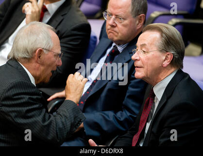 Bundesminister der Finanzen Wolfgang Schaeuble (CDU, L-R) im Gespräch mit Peer Steinbrück (SPD) und Franz Müntefering (SPD) im Bundestag in Berlin, Deutschland, 12. September 2012. Der Deutsche Bundestag wird nächstes Jahr Bundeshaushalt beraten. Foto: KAY NIETFELD B Stockfoto