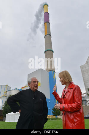 Französische Künstler Daniel Buren und Generaldirektor der Kunstsammlungen Chemnitz Ingrid Moessinger Blick auf die Umsetzung des Designs von Buren für 302 Meter hohe Schornstein des Heizkraftwerks in Chemnitz, Deutschland, 12. September 2012. Der Schornstein wird in sieben bunte Abschnitten bis 2013 abgedeckt werden. Foto: HENDRIK SCHMIDT Stockfoto