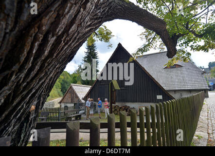 Touristen stehen vor der Frohnauer Hammer-Mühle in der Nähe von Annaberg-Buchholz, Deutschland, 11. September 2012. Das technische Denkmal ist ein touristischer Magnet im Erzgebirge und das Museum erwartet seine achte Millionen Besucher seit der Wiedereröffnung im Jahr 1951. Auch heute noch die riesigen Schmiede Hammer noch funktionieren, durch Wasserkraft angetrieben. Foto: Hendrik Schmidt Stockfoto