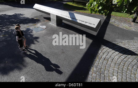 Besucher betrachten die Gedenkstätte für die Opfer des Terroranschlags während den Olympischen Spielen 1972 in München auf einem Platz im Olympiapark in München, 29. August 2012. 11 israelische Sportler, ein Polizist und fünf palästinensischen Geiselnehmer wurden getötet in den Angriff und die Geiselnahme am 5. September 1972 stattfand. Foto: Tobias Hase Stockfoto