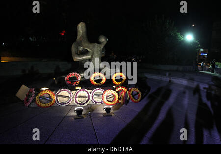 Das Denkmal für die Muredered-Athleten an den Olympischen Spielen 1972 ist in Kränze in Tel Aviv, Israel, 12. September 2012 bedeckt. Der Präsident des Deutschen Bundesrates, Horst Seehofer besucht Israel vom 10. bis 12. September und den palästinensischen Gebieten am 13. September. Foto: KARL-JOSEF HILDENBRAND Stockfoto