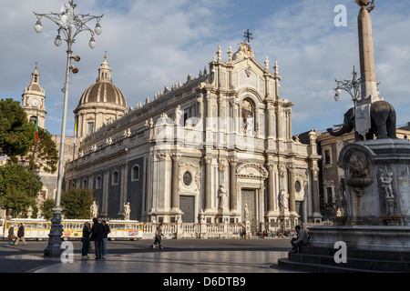 Catania, Piazza del Duomo. Die Kathedrale von St. Agata und der Elefantenbrunnen. Stockfoto