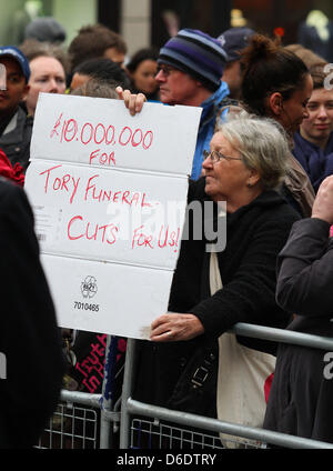 BARONESS THATCHER Demonstrant BARONESS THATCHER Beerdigung Prozession LUDGATE LONDON ENGLAND UK 17. April 2013 Stockfoto