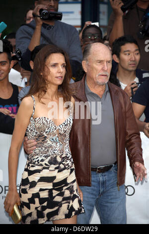 Schauspieler Robert Duvall und seine Frau Luciana Pedraza bei der Premiere von "Jayne Mansfield Car" auf dem Toronto International Film Festival kommt bei Roy Thomson Hall in Toronto, Kanada, 13. September 2012 vorgestellt. Foto: Hubert Boesl Stockfoto