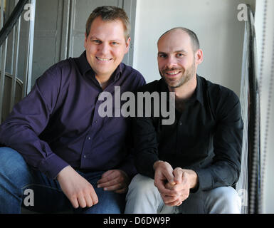 Jens Begemann (L), Gründer und CEO von Computer-Spiele-Software Firma Wooga GmbH und Philipp Moeser, Chief Technical Officer des gleichen Unternehmens sind am Stammsitz des Unternehmens in der Saarbruecker Strasse in Berlin, Deutschland, 13. September 2012 abgebildet. Computerspiel-Designer Wooga, World of Gaming, entwickelt also-Caled "Social Games", als auch online-Spiele für soziale Netzwerke und Stockfoto